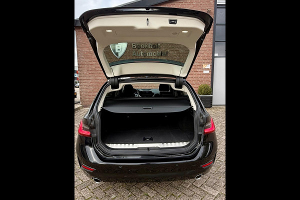BMW 3 Serie Touring 330e 292PK Camera. Trekhaak, M-stuur, Carplay, DAB