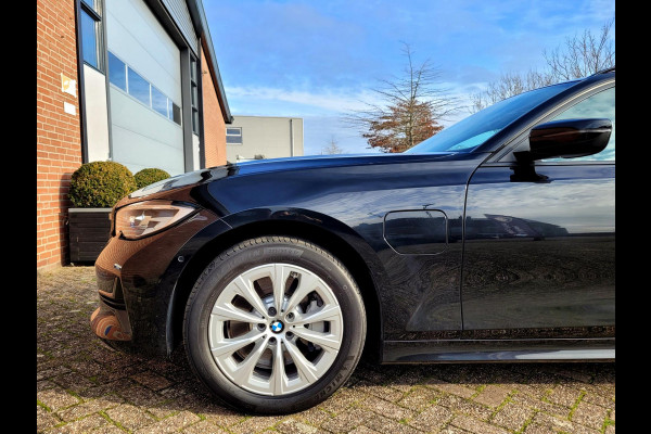 BMW 3 Serie Touring 330e 292PK Camera. Trekhaak, M-stuur, Carplay, DAB