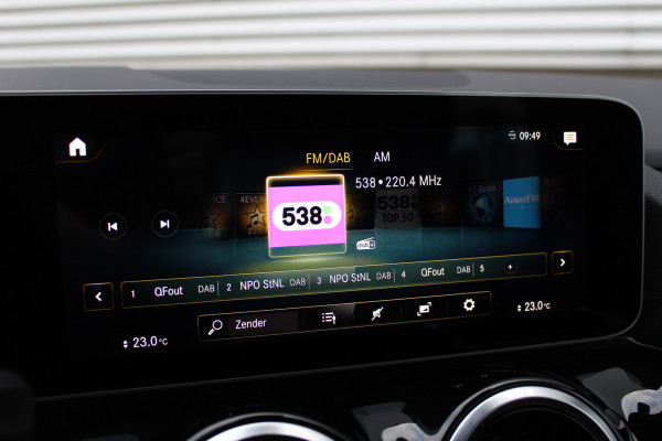 Mercedes-Benz B-Klasse 180 Business Solution AMG | Camera | Stoelverwarming | Dealer Onderhouden | Wide Screen