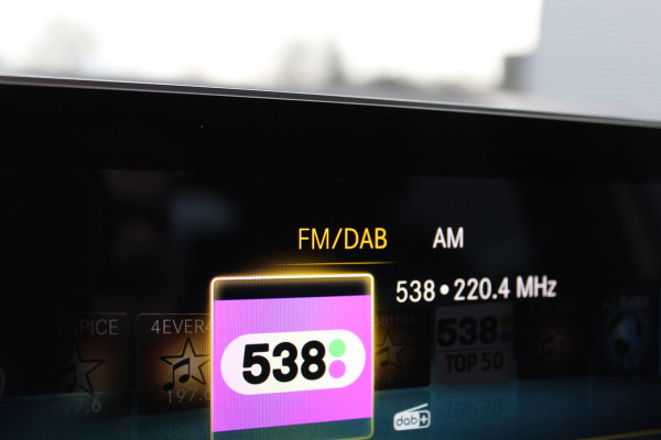 Mercedes-Benz B-Klasse 180 Business Solution AMG | Camera | Stoelverwarming | Dealer Onderhouden | Wide Screen