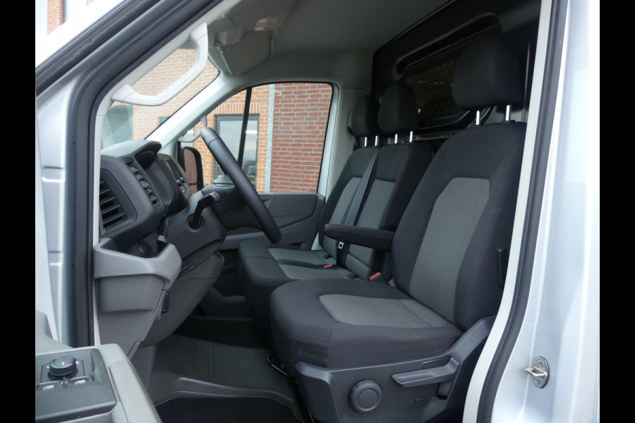 Volkswagen Crafter 35 2.0 TDI L3H3 141PK Camera/Trekhaak/Navigatie