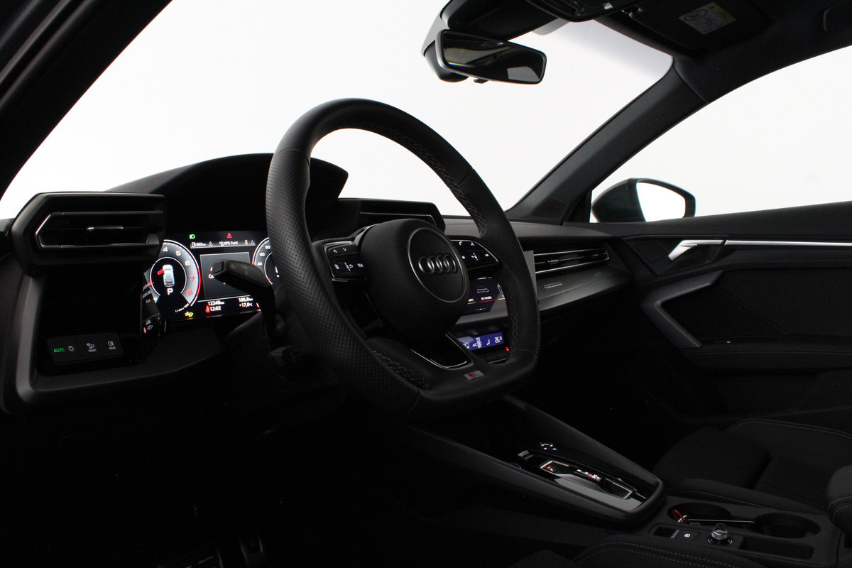 Audi A3 Sportback 30 TFSI S line edition Pano.schuif/Daytona Gray/Optiek Zwart plus pakket/18 inch RS/Camera...