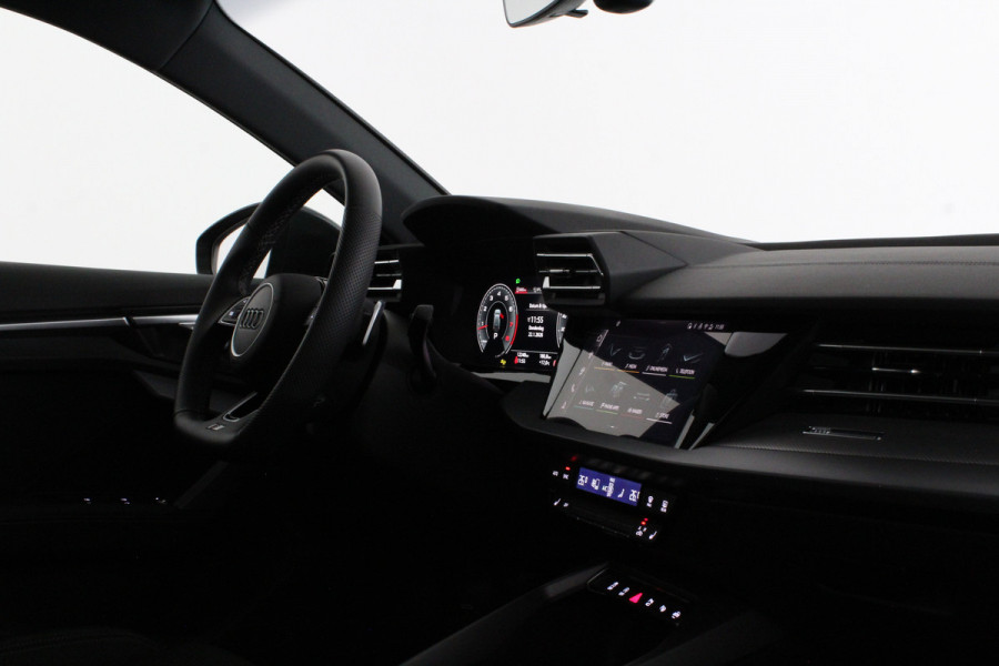Audi A3 Sportback 30 TFSI S line edition Pano.schuif/Daytona Gray/Optiek Zwart plus pakket/18 inch RS/Camera...