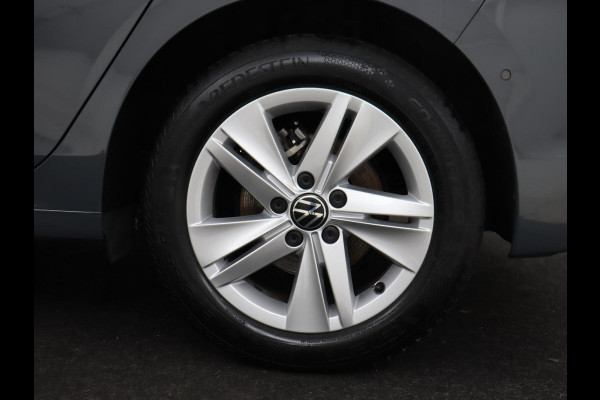 Volkswagen Golf 1.5 TSI Life Business | Matrix LED | Camera | Massage | Carplay | Keyless | Memory | Navigatie | Adaptive cruise | Side Assist | Sfeerverlichting | Climate control