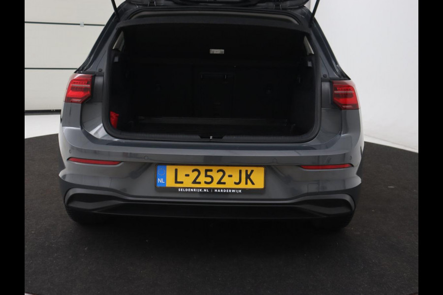 Volkswagen Golf 1.5 TSI Life Business | Matrix LED | Camera | Massage | Carplay | Keyless | Memory | Navigatie | Adaptive cruise | Side Assist | Sfeerverlichting | Climate control