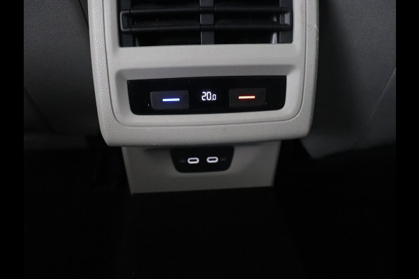 Volkswagen Golf 1.5 TSI Life Business | Matrix LED | Camera | Massage | Carplay | Keyless | Memory | Navigatie | Adaptive cruise | Side Assist | Sfeerverlichting | Climate control