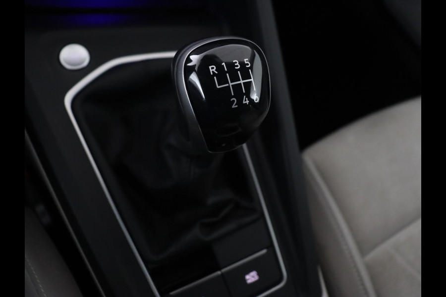 Volkswagen Golf 1.5 TSI Life Business | Matrix LED | Camera | Massage | Carplay | Keyless | Memory | Navigatie | Adaptive cruise | Side Assist | Sfeerverlichting | Climate control