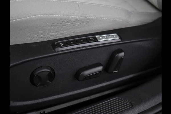 Volkswagen Golf 1.5 TSI Life Business | Matrix LED | Camera | Massage | Carplay | Keyless | Memory | Navigatie | Adaptive cruise | Side Assist | Sfeerverlichting | Climate control