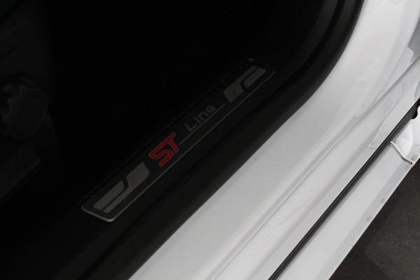 Ford Kuga 2.5 PHEV ST-Line X 225pk > Winterpakket/Trekhaak/all season/Frozen White/Plug-in hybride