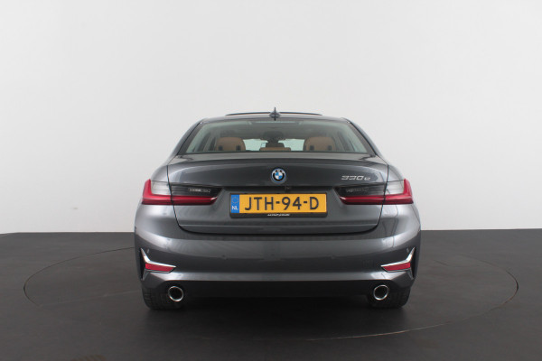 BMW 3 Serie 330e High Executive 292pk/Cognac Leer/Memory/Schuifdak/Luxury Line/ kleur MINERALGRAU/Achteruitrijcamera