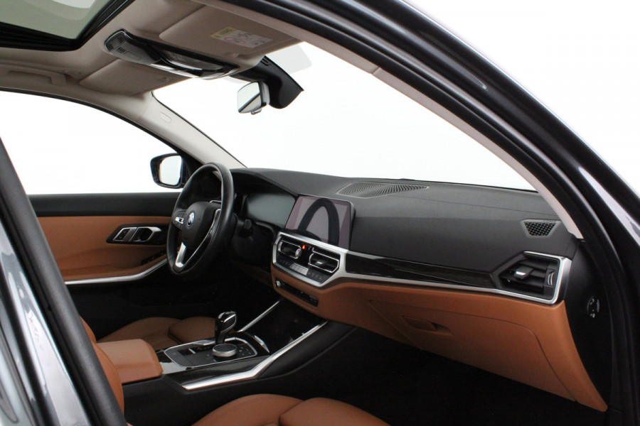 BMW 3 Serie 330e High Executive 292pk/Cognac Leer/Memory/Schuifdak/Luxury Line/ kleur MINERALGRAU/Achteruitrijcamera