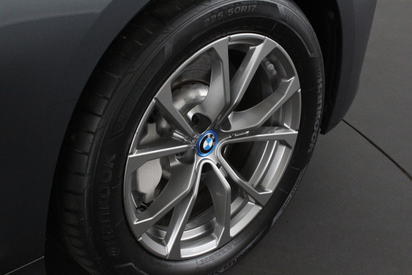 BMW 3 Serie 330e High Executive 292pk/Cognac Leer/Memory/Schuifdak/Luxury Line/ kleur MINERALGRAU/Achteruitrijcamera