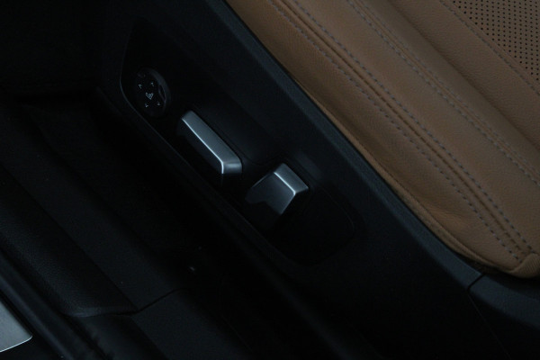 BMW 3 Serie 330e High Executive 292pk/Cognac Leer/Memory/Schuifdak/Luxury Line/ kleur MINERALGRAU/Achteruitrijcamera