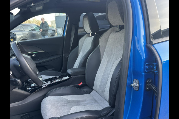 Peugeot e-2008 EV GT Pack 50 kWh SOH 90% | 3-Fase boordlader | Warmtepomp | Open Panoramadak | Camera | Stoelverwarming | Adaptieve Cruise Control | Full Option | Dealeronderhouden | Inclusief 12 mnd BOVAG garantie |