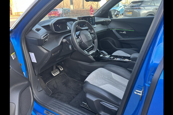 Peugeot e-2008 EV GT Pack 50 kWh SOH 90% | 3-Fase boordlader | Warmtepomp | Open Panoramadak | Camera | Stoelverwarming | Adaptieve Cruise Control | Full Option | Dealeronderhouden | Inclusief 12 mnd BOVAG garantie |
