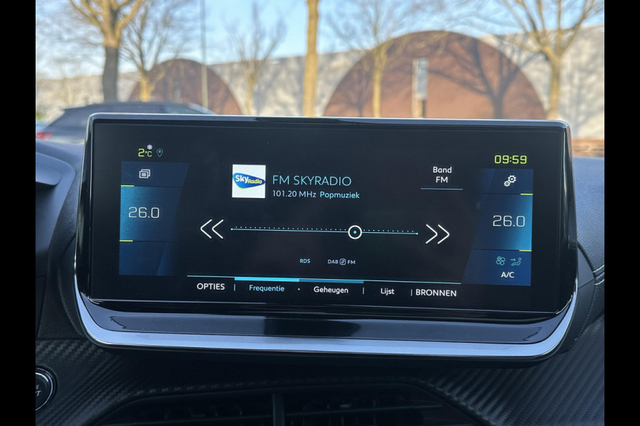 Peugeot e-2008 EV GT Pack 50 kWh SOH 90% | 3-Fase boordlader | Warmtepomp | Open Panoramadak | Camera | Stoelverwarming | Adaptieve Cruise Control | Full Option | Dealeronderhouden | Inclusief 12 mnd BOVAG garantie |