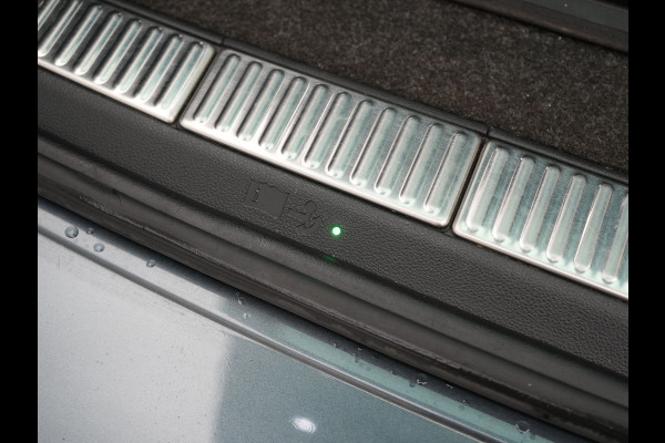Škoda Superb Combi 1.4 TSI iV Sportline Business Plug In Hybrid 218pk Dealer O.H. PHEV | Trekhaak Af Fabriek | Panodak | Adaptive Cruise | 360 Camera | Alcantara Sportstoelen Memory & Verwarmd | Apple Carplay | Keyless | Blis | Virtual | Navigatie | DAB |