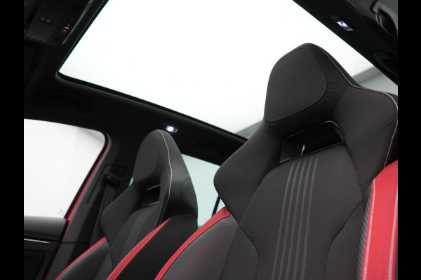 Škoda Kamiq 1.0 TSI Monte Carlo 116pk DSG Dealer O.H. | Panodak | Apple Carplay | RS Sportstoelen Verwarmd | LED Koplampen | Cruise Control | DAB | 18"L.M |