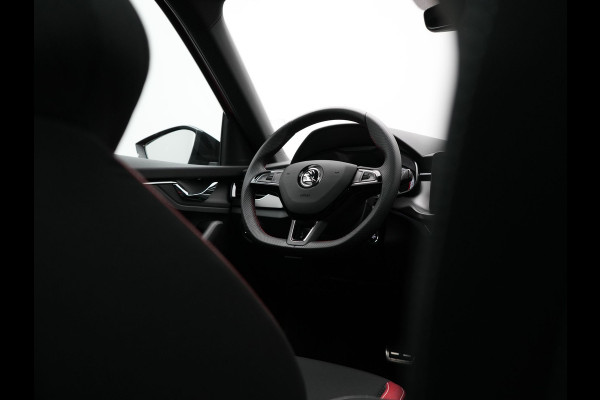 Škoda Kamiq 1.0 TSI Monte Carlo 116pk DSG Dealer O.H. | Panodak | Apple Carplay | RS Sportstoelen Verwarmd | LED Koplampen | Cruise Control | DAB | 18"L.M |