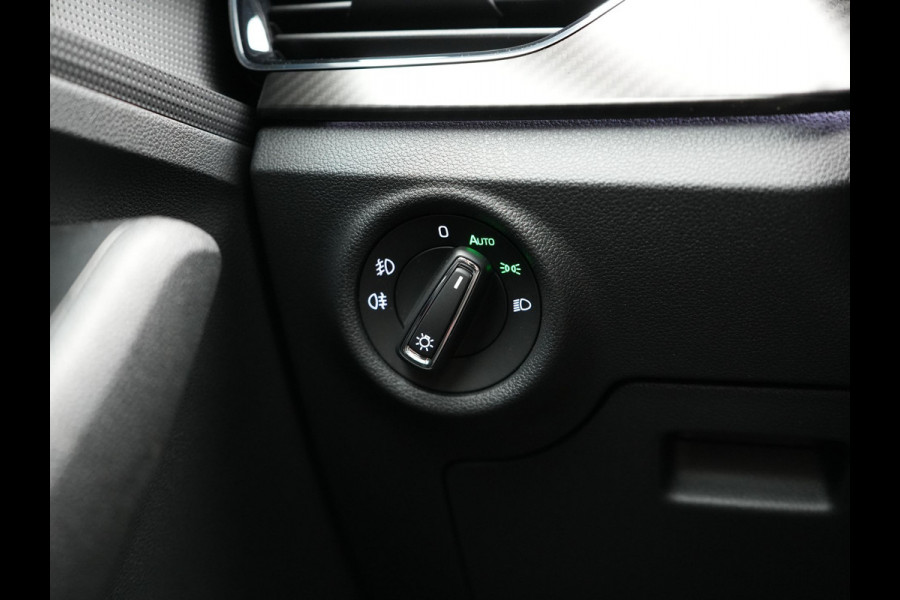 Škoda Kamiq 1.0 TSI Monte Carlo 116pk DSG Dealer O.H. | Panodak | Apple Carplay | RS Sportstoelen Verwarmd | LED Koplampen | Cruise Control | DAB | 18"L.M |