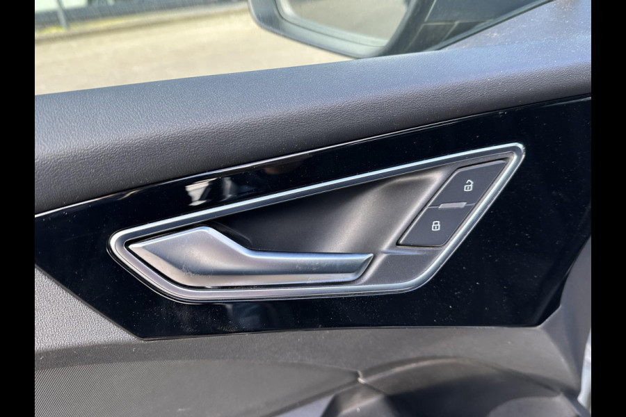 Audi Q4 e-tron 40 Launch edition Advanced Plus 77 kWh SOH 92% | S-Line interieur | Panoramadak | Stoelverwarming | Elektrische achterklep | Luxe bekleding | Rijklaar met 12 mnd BOVAG garantie