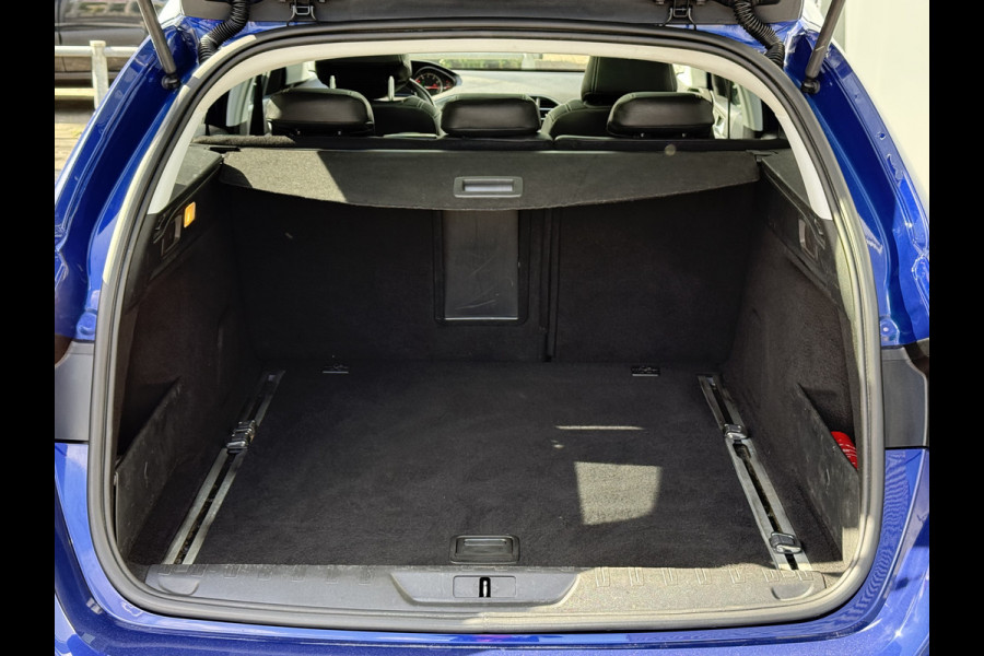 Peugeot 308 SW BWJ 2018 | 1.2PT 111PK Executive | NWE APK | LEER | PANO DAK | CLIMA | NAVI | CRUISE |