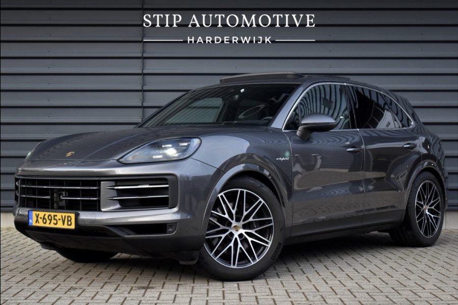 Porsche Cayenne 3.0 E-Hybrid 470pk Sport Chrono | Panorama | Matrix | ACC | 21'' Wielen | Bose | Trekhaak | Orig. NL |