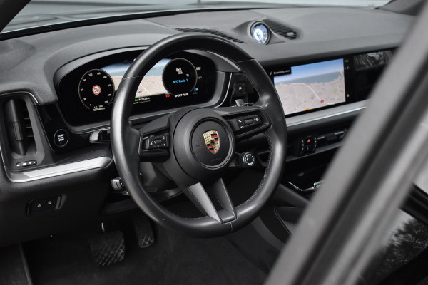 Porsche Cayenne 3.0 E-Hybrid 470pk Sport Chrono | Panorama | Matrix | ACC | 21'' Wielen | Bose | Trekhaak | Orig. NL |