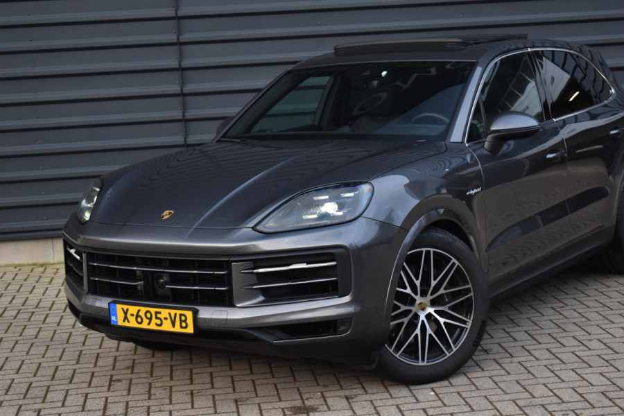 Porsche Cayenne 3.0 E-Hybrid 470pk Sport Chrono | Panorama | Matrix | ACC | 21'' Wielen | Bose | Trekhaak | Orig. NL |