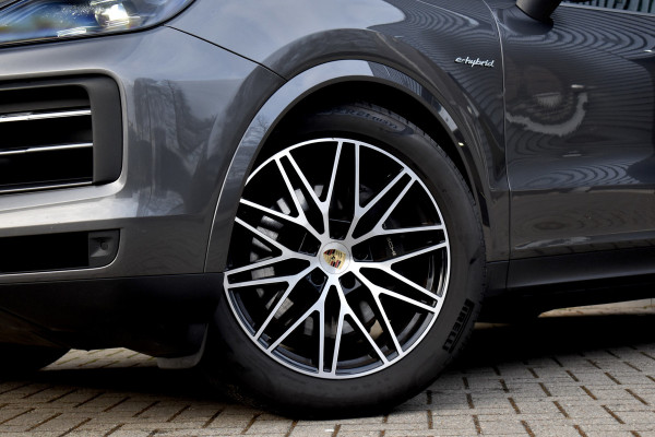 Porsche Cayenne 3.0 E-Hybrid 470pk Sport Chrono | Panorama | Matrix | ACC | 21'' Wielen | Bose | Trekhaak | Orig. NL |