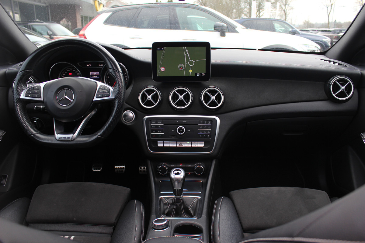 Mercedes-Benz CLA-Klasse 180 WhiteArt Edition / Panoramadak / Camera / Leder&Alcantara / 19'' / Keyless / Navigatie / Stoelverwarming / Cruise Control