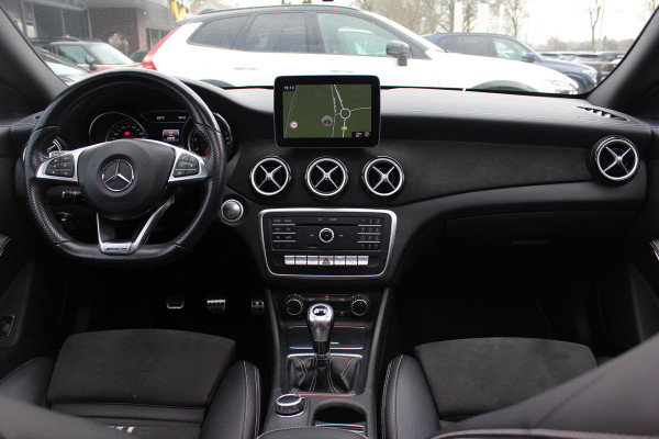 Mercedes-Benz CLA-Klasse 180 WhiteArt Edition / Panoramadak / Camera / Leder&Alcantara / 19'' / Keyless / Navigatie / Stoelverwarming / Cruise Control
