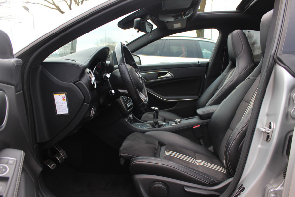 Mercedes-Benz CLA-Klasse 180 WhiteArt Edition / Panoramadak / Camera / Leder&Alcantara / 19'' / Keyless / Navigatie / Stoelverwarming / Cruise Control