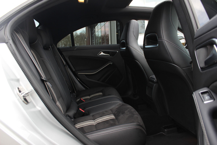 Mercedes-Benz CLA-Klasse 180 WhiteArt Edition / Panoramadak / Camera / Leder&Alcantara / 19'' / Keyless / Navigatie / Stoelverwarming / Cruise Control