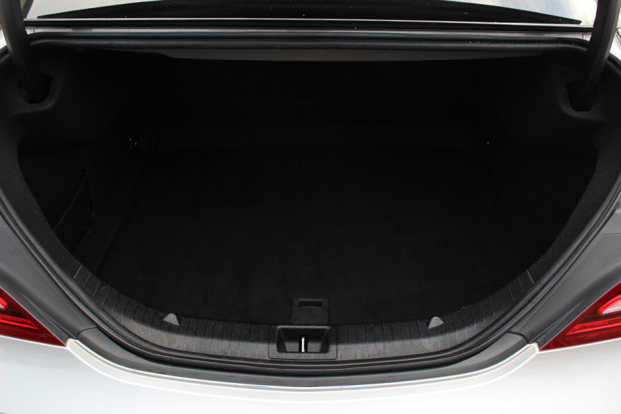 Mercedes-Benz CLA-Klasse 180 WhiteArt Edition / Panoramadak / Camera / Leder&Alcantara / 19'' / Keyless / Navigatie / Stoelverwarming / Cruise Control