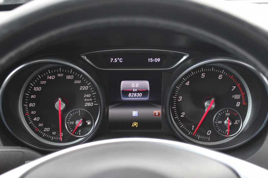 Mercedes-Benz CLA-Klasse 180 WhiteArt Edition / Panoramadak / Camera / Leder&Alcantara / 19'' / Keyless / Navigatie / Stoelverwarming / Cruise Control