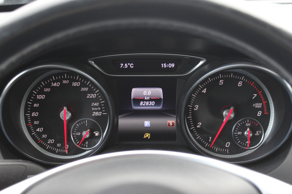Mercedes-Benz CLA-Klasse 180 WhiteArt Edition / Panoramadak / Camera / Leder&Alcantara / 19'' / Keyless / Navigatie / Stoelverwarming / Cruise Control