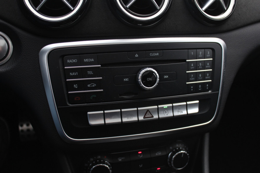 Mercedes-Benz CLA-Klasse 180 WhiteArt Edition / Panoramadak / Camera / Leder&Alcantara / 19'' / Keyless / Navigatie / Stoelverwarming / Cruise Control