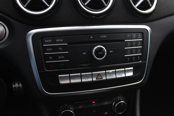 Mercedes-Benz CLA-Klasse 180 WhiteArt Edition / Panoramadak / Camera / Leder&Alcantara / 19'' / Keyless / Navigatie / Stoelverwarming / Cruise Control