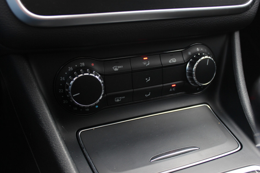 Mercedes-Benz CLA-Klasse 180 WhiteArt Edition / Panoramadak / Camera / Leder&Alcantara / 19'' / Keyless / Navigatie / Stoelverwarming / Cruise Control
