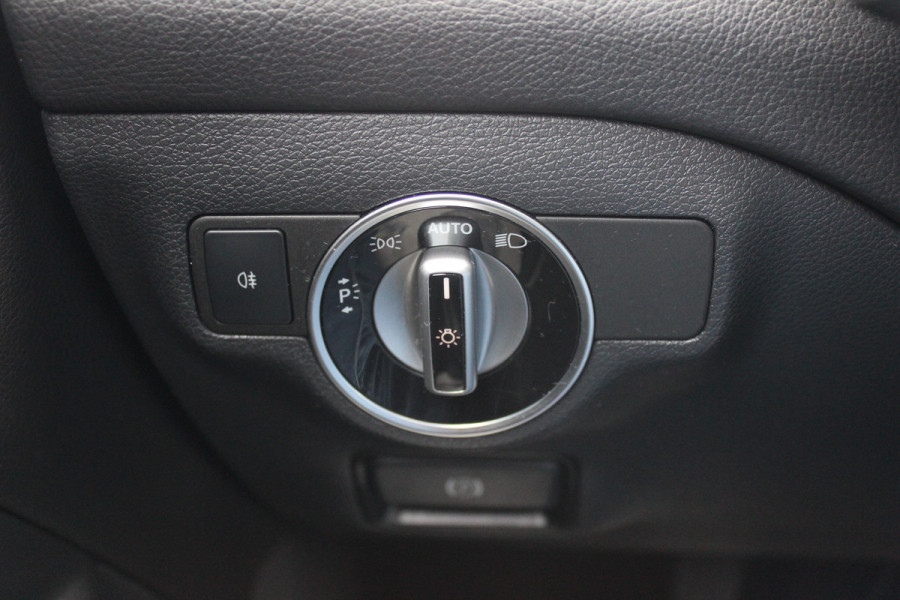 Mercedes-Benz CLA-Klasse 180 WhiteArt Edition / Panoramadak / Camera / Leder&Alcantara / 19'' / Keyless / Navigatie / Stoelverwarming / Cruise Control