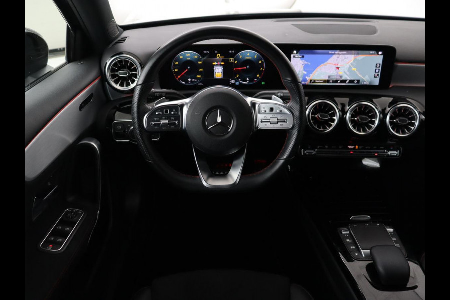Mercedes-Benz A-Klasse 180 AMG | Stoelverwarming | Leder/Alcantara | Sfeerverlichting | Widescreen | Full LED | Park Assist | Navigatie | Sportstoelen | Climate control | Cruise control