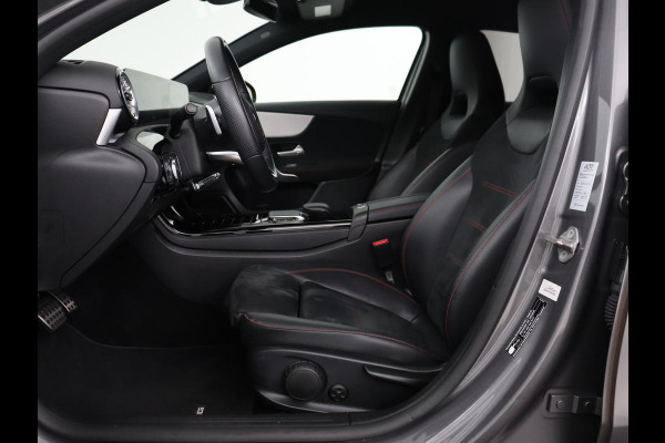 Mercedes-Benz A-Klasse 180 AMG | Stoelverwarming | Leder/Alcantara | Sfeerverlichting | Widescreen | Full LED | Park Assist | Navigatie | Sportstoelen | Climate control | Cruise control