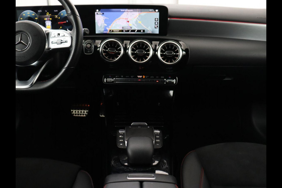 Mercedes-Benz A-Klasse 180 AMG | Stoelverwarming | Leder/Alcantara | Sfeerverlichting | Widescreen | Full LED | Park Assist | Navigatie | Sportstoelen | Climate control | Cruise control