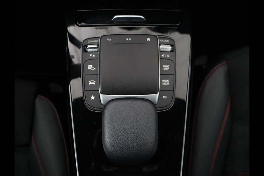 Mercedes-Benz A-Klasse 180 AMG | Stoelverwarming | Leder/Alcantara | Sfeerverlichting | Widescreen | Full LED | Park Assist | Navigatie | Sportstoelen | Climate control | Cruise control