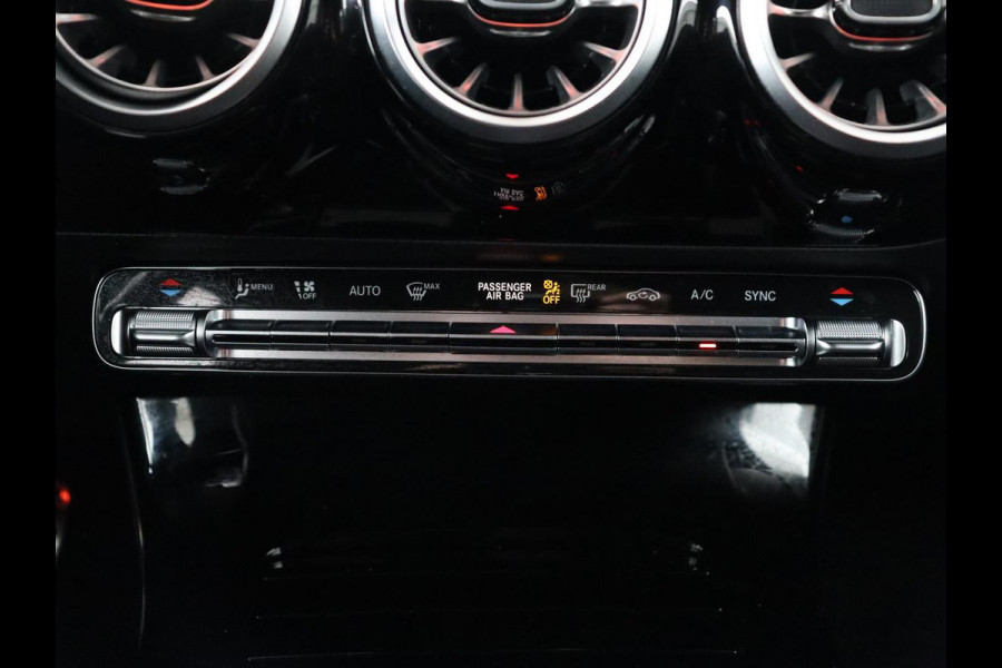 Mercedes-Benz A-Klasse 180 AMG | Stoelverwarming | Leder/Alcantara | Sfeerverlichting | Widescreen | Full LED | Park Assist | Navigatie | Sportstoelen | Climate control | Cruise control