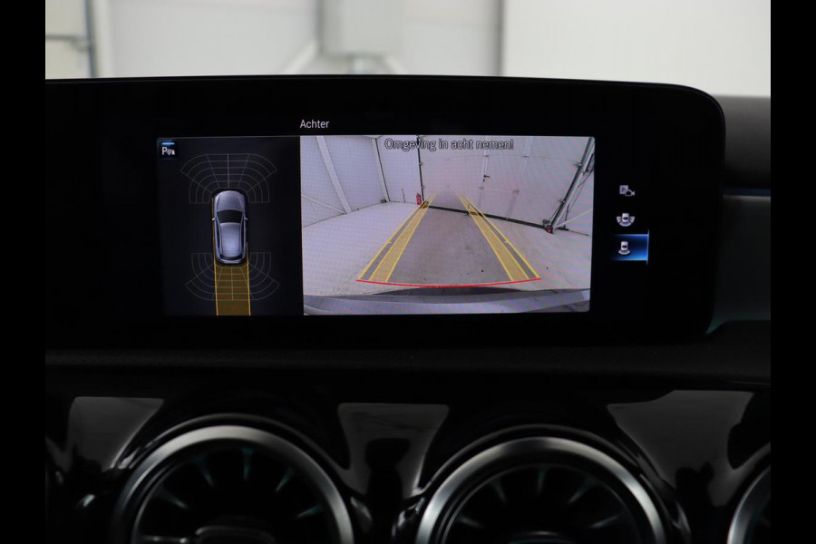 Mercedes-Benz A-Klasse 180 AMG | Stoelverwarming | Leder/Alcantara | Sfeerverlichting | Widescreen | Full LED | Park Assist | Navigatie | Sportstoelen | Climate control | Cruise control