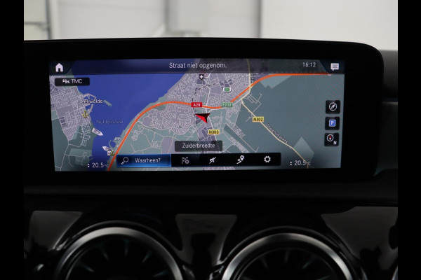 Mercedes-Benz A-Klasse 180 AMG | Stoelverwarming | Leder/Alcantara | Sfeerverlichting | Widescreen | Full LED | Park Assist | Navigatie | Sportstoelen | Climate control | Cruise control