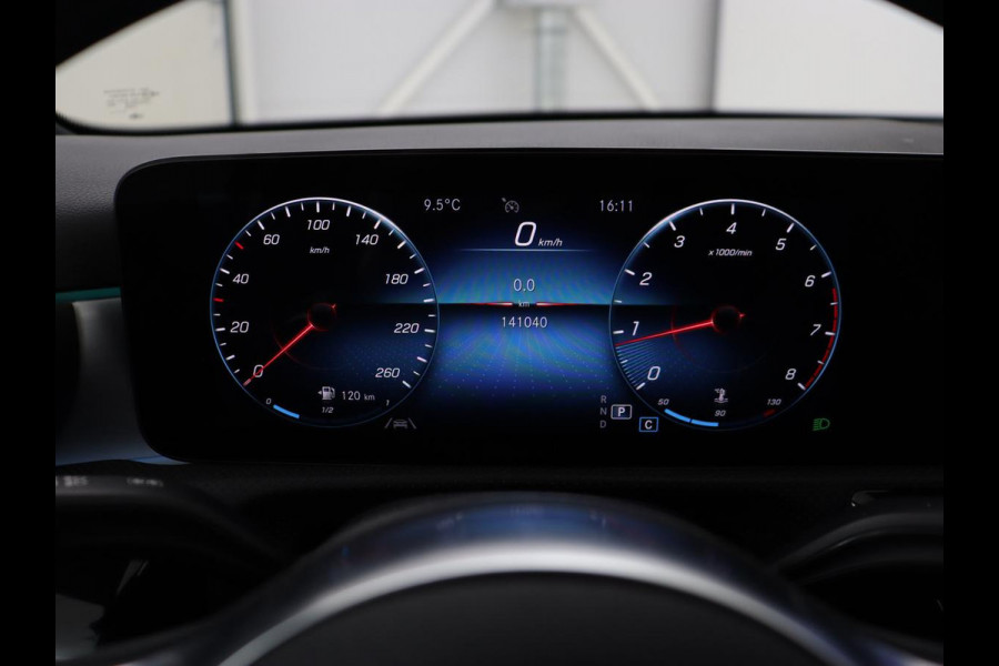 Mercedes-Benz A-Klasse 180 AMG | Stoelverwarming | Leder/Alcantara | Sfeerverlichting | Widescreen | Full LED | Park Assist | Navigatie | Sportstoelen | Climate control | Cruise control
