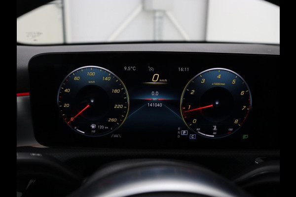 Mercedes-Benz A-Klasse 180 AMG | Stoelverwarming | Leder/Alcantara | Sfeerverlichting | Widescreen | Full LED | Park Assist | Navigatie | Sportstoelen | Climate control | Cruise control